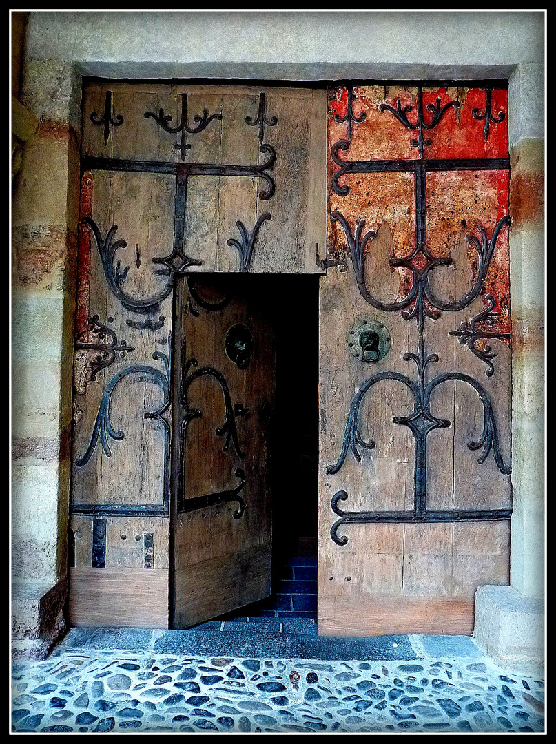 Portail de la basilique Saint Julien à Brioude 