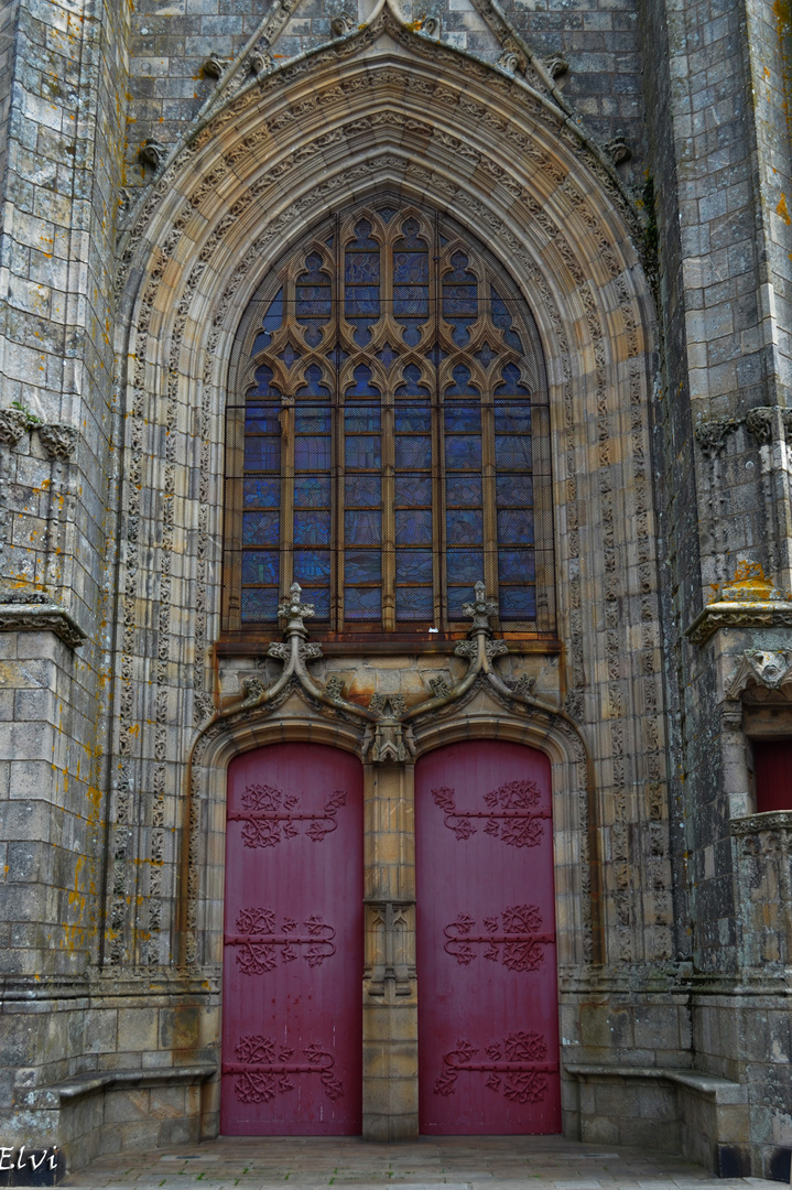 Portail de la collégiale St Aubin