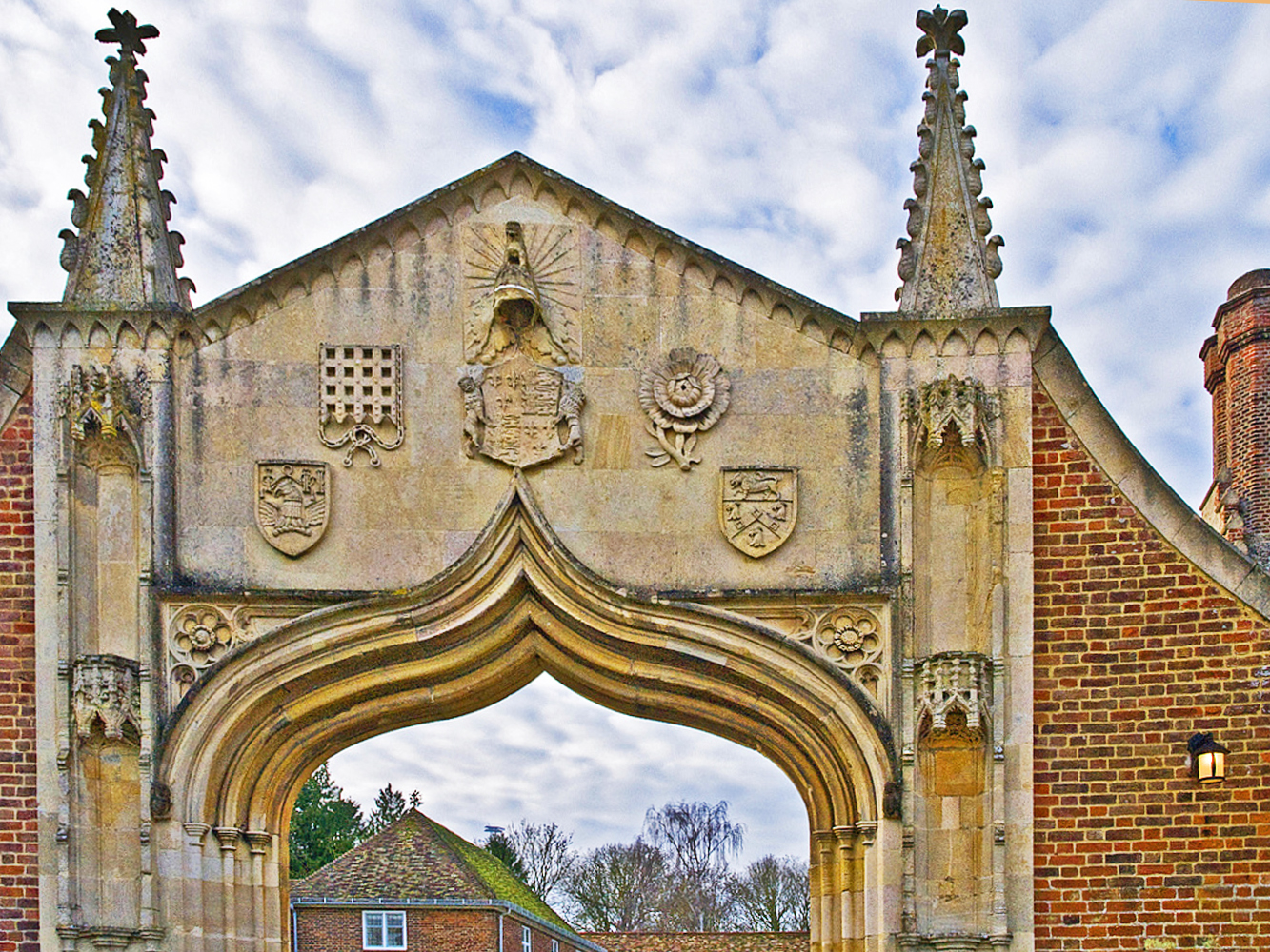 Portail d’entrée à Madingley Hall  --   Eingangstor in Madingley Hall