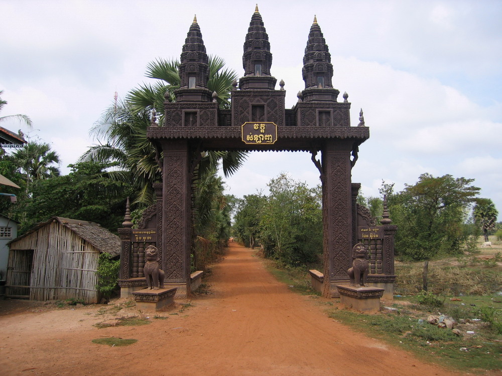 Portail d'une pagode au Sud de Phnom Penh