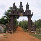 Portail d'une pagode au Sud de Phnom Penh