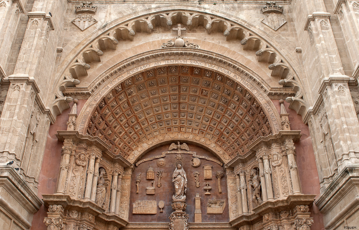 Portal der Kathedrale der Heiligen Maria...