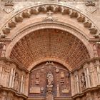 Portal der Kathedrale der Heiligen Maria...