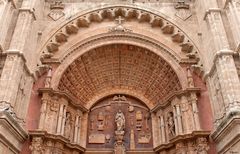 Portal der Kathedrale der Heiligen Maria...