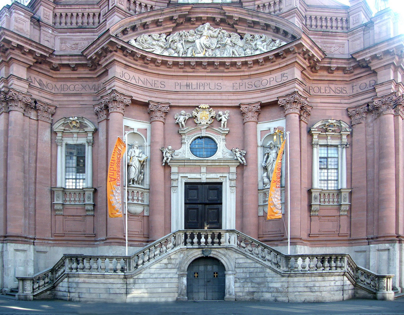 Portal der Neubaukirche