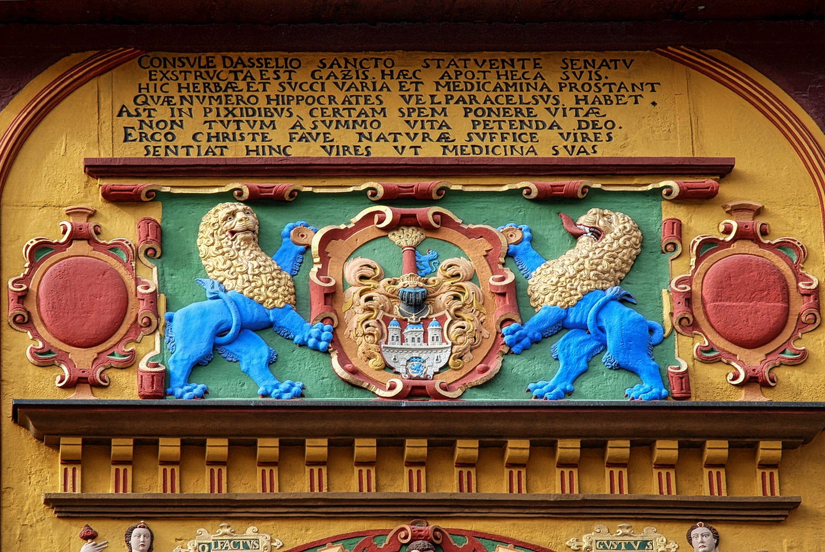 Portal der Raths-Apotheke in Lüneburg