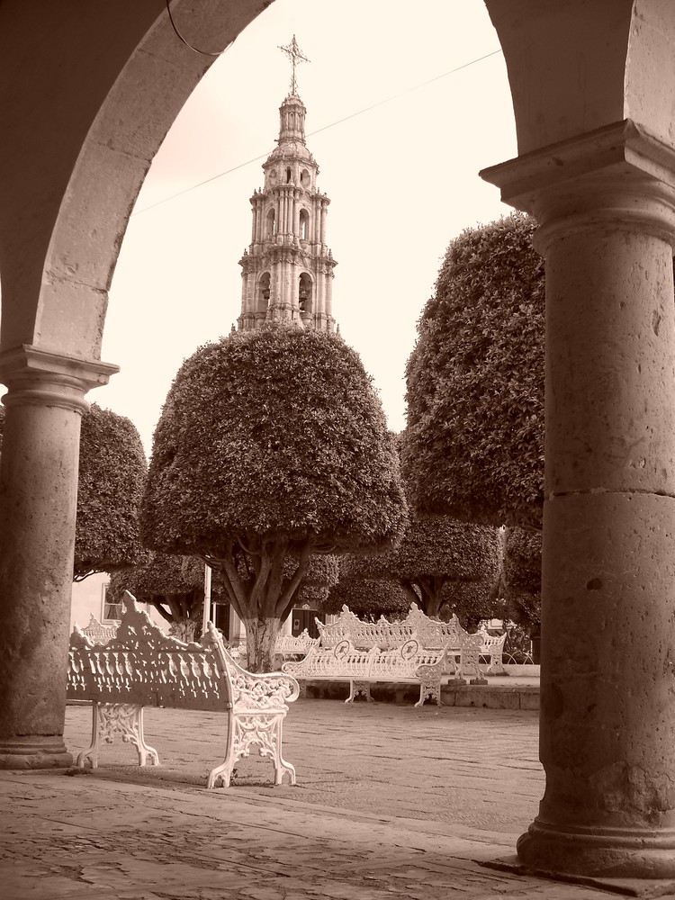 Portal Iturbide y torre de la parroquia de San Julian