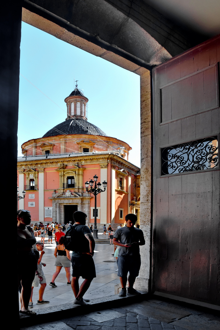 Portal mit Blick auf Basilika in Valencia