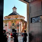 Portal mit Blick auf Basilika in Valencia