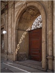 Portal mit Lichtflecken
