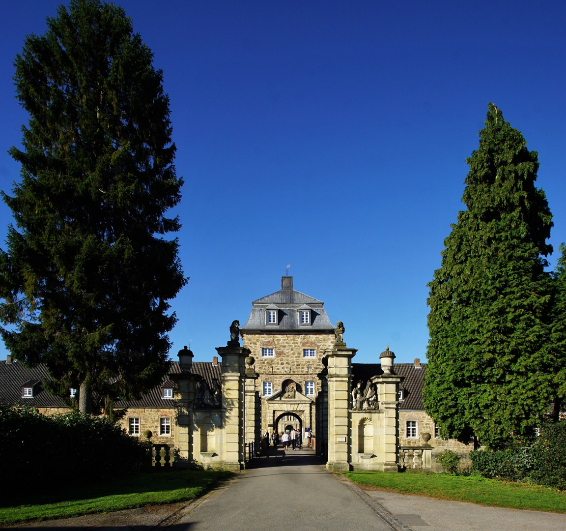 Portal und Torhaus der Vorburg...