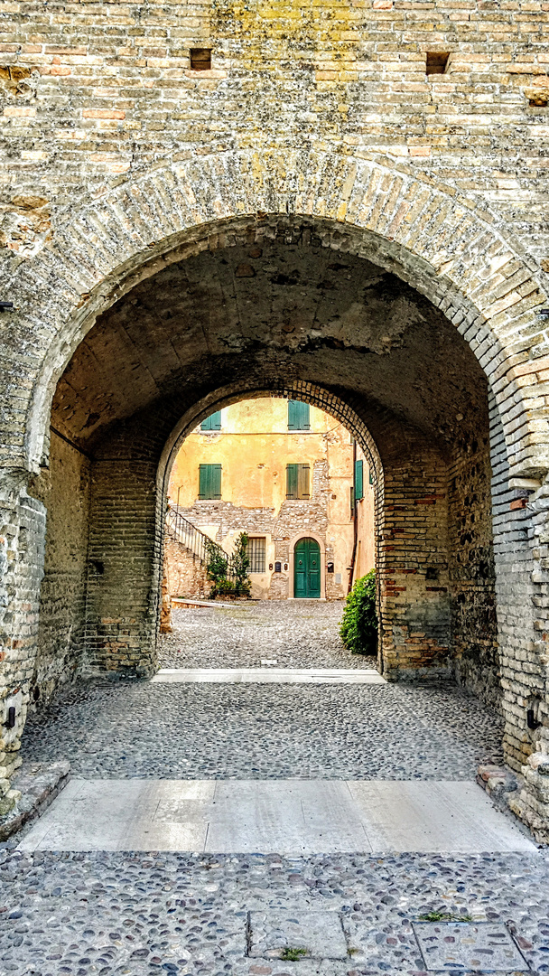 Portal zum Innenhof des Castello di Pozzolengo