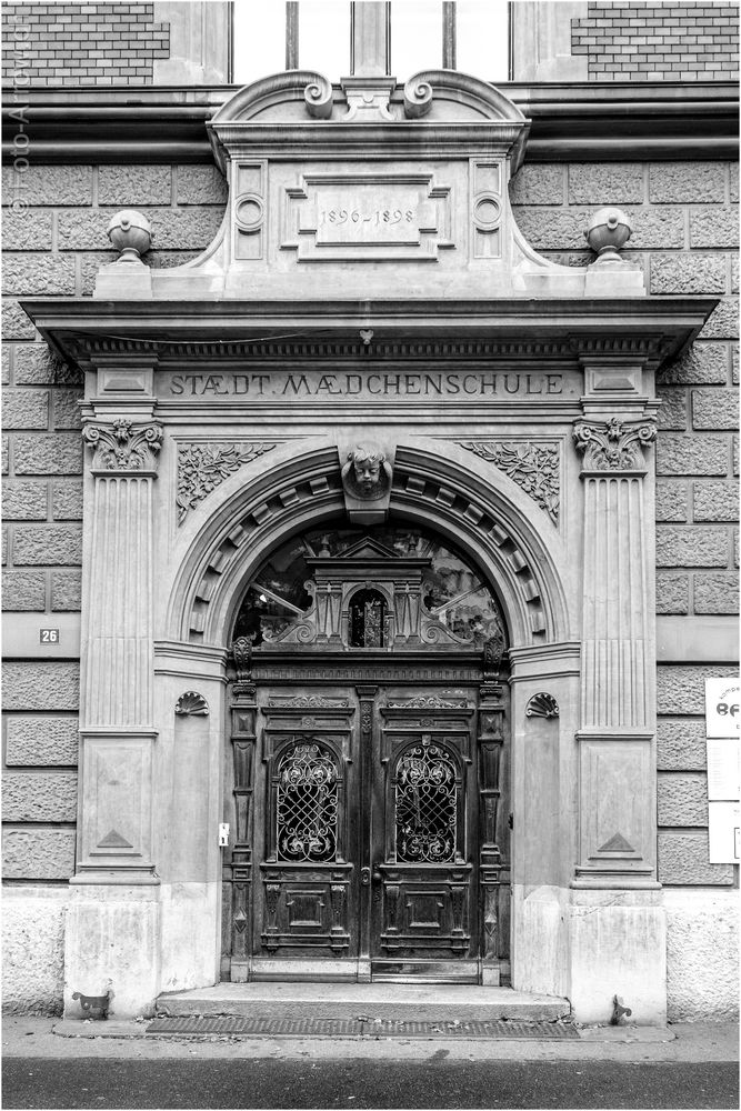 Portal zur Städtischen Mädchenschule Bern