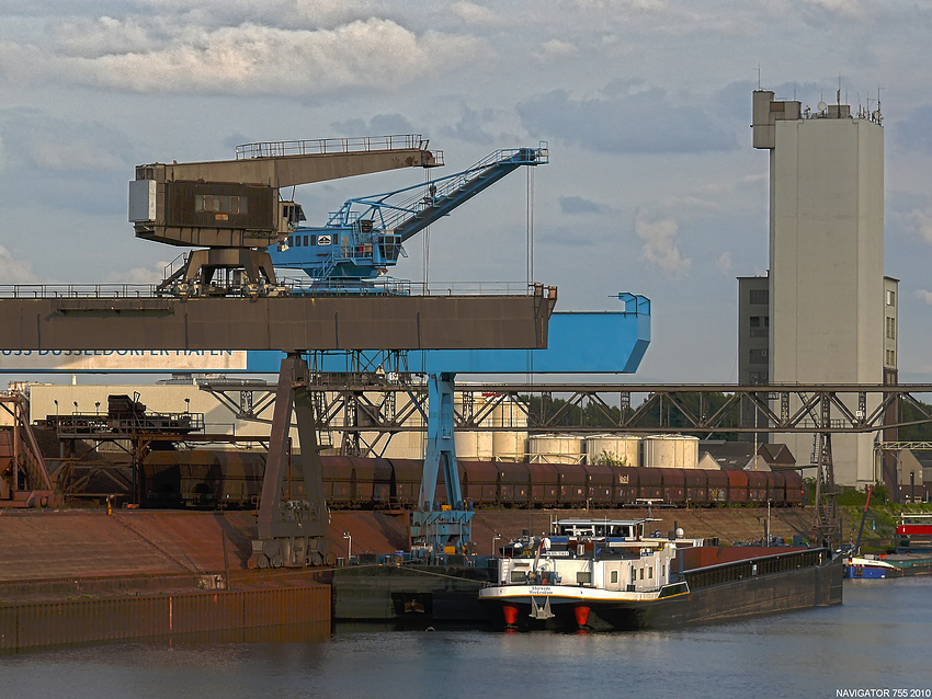 Portalkräne im Hafen Neuss / HDR