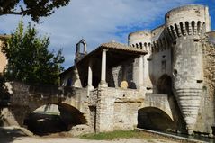 porte à Pernes les fontaines