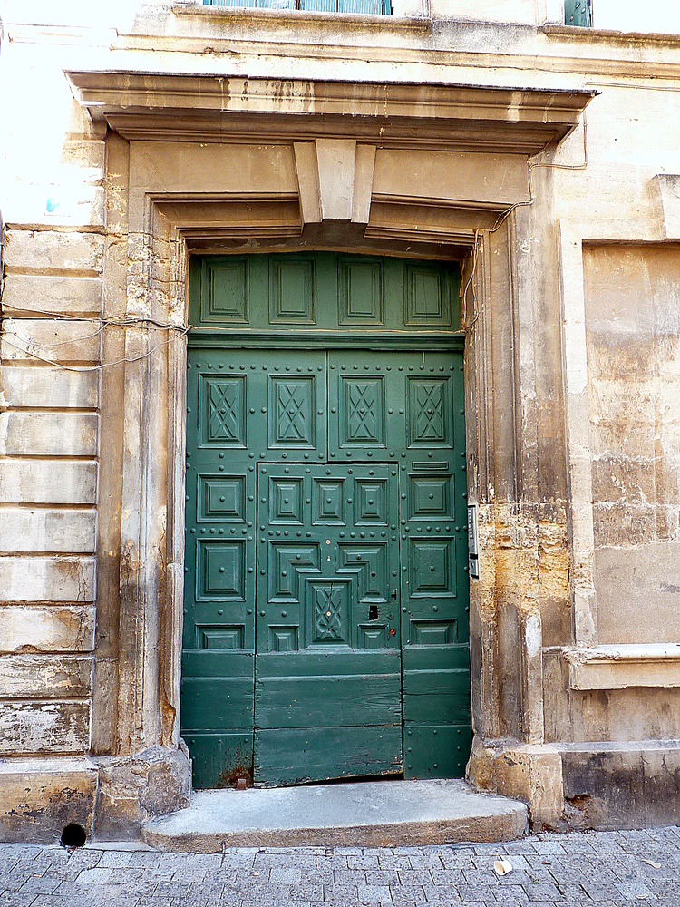 Porte à UZES