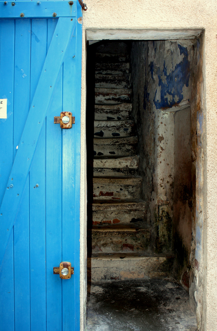 Porte avec escaliers.