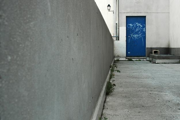 Porte bleu adossée a l'urbanisme