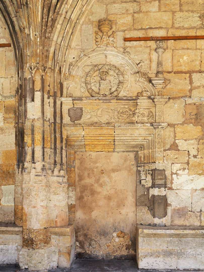 Porte condamnée dans l’aile nord du cloître