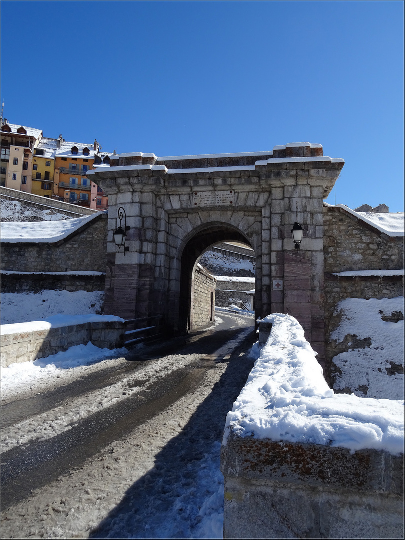 ..Porte D' Embrun à Briançon...bas de la vieille ville...