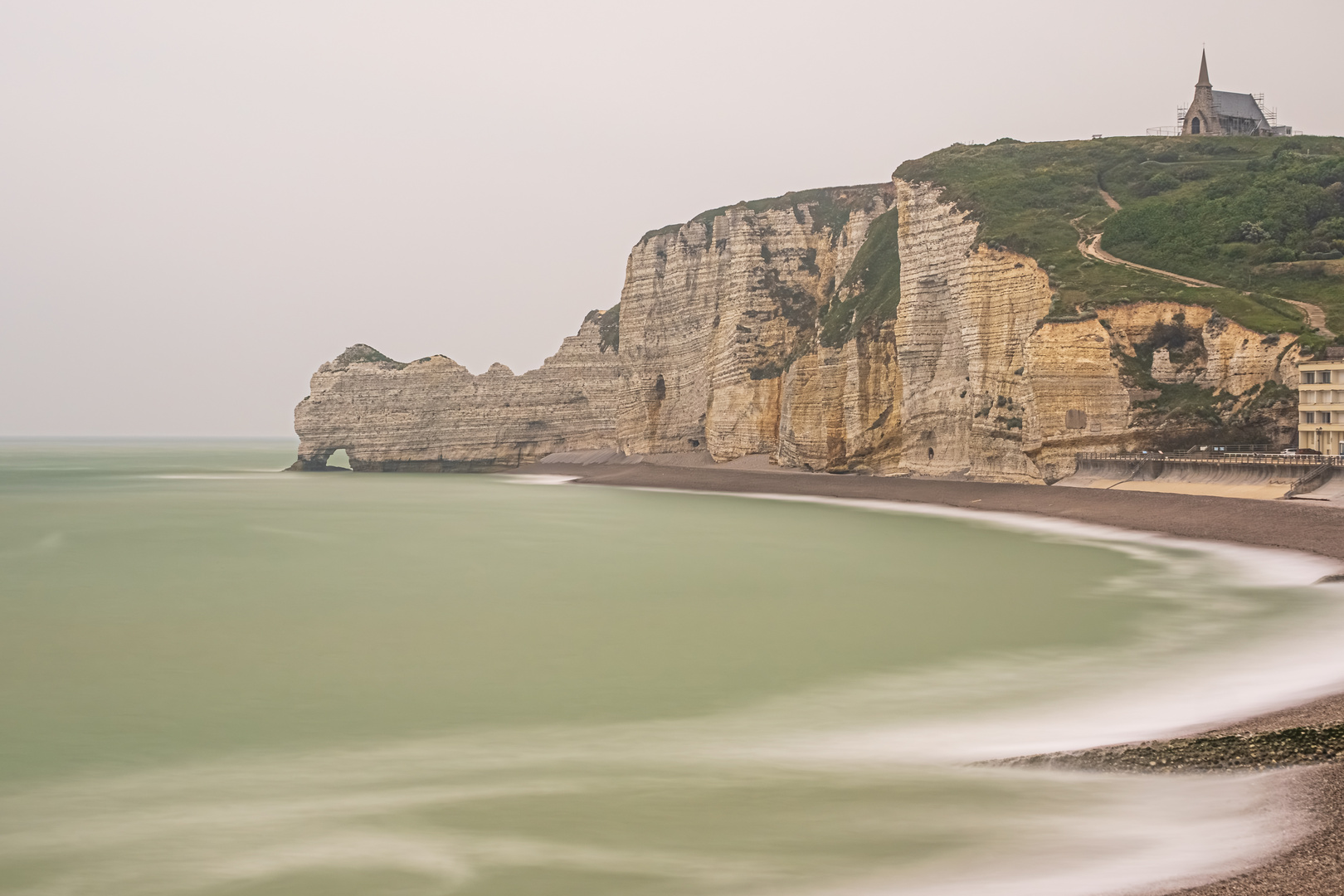 Porte d'Amont (Falaise d'Amont)  und Notre-Dame-de-la-Garde in Etretat