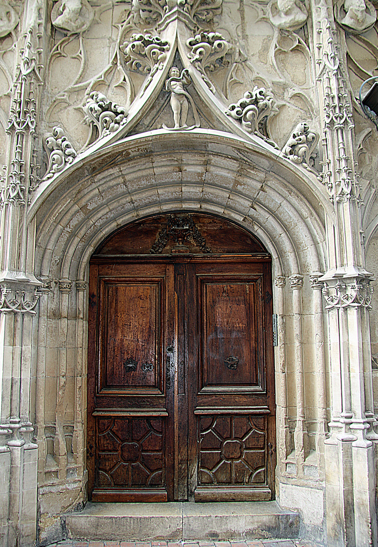 Porte de la Maison des Têtes....