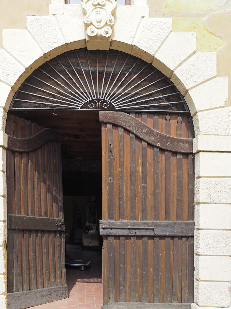 Porte d’entrée des chais de la Villa Crine  --  Valpolicella