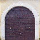 Porte d’entrée d’une cour de ferme… 