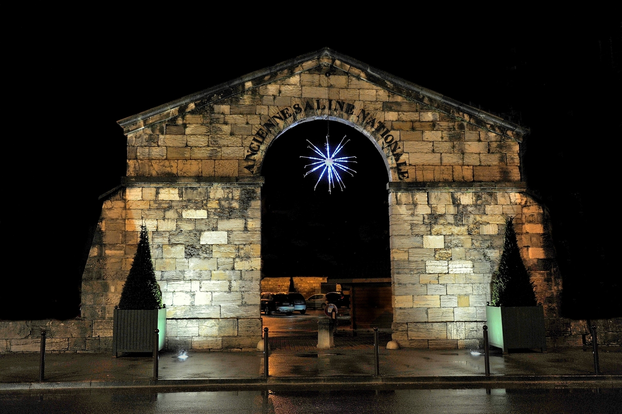 Porte des anciennes salines de Salins