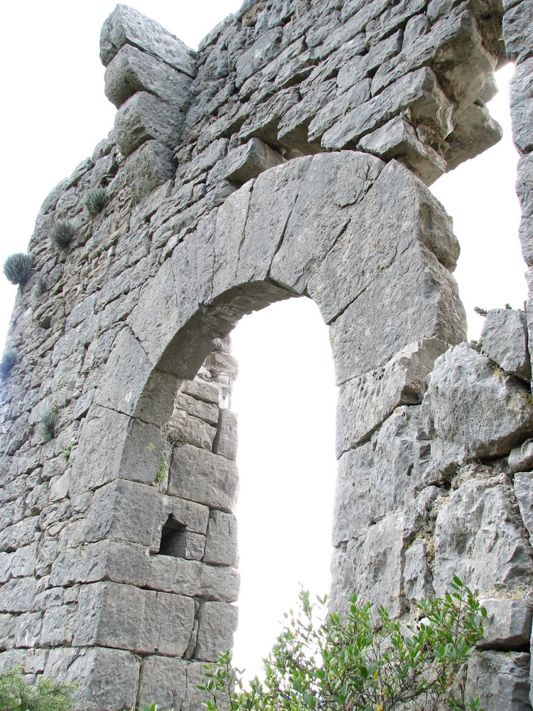 porte en ruine