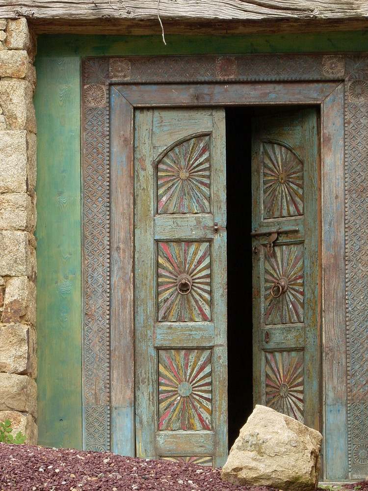 Porte marocaine dans une maison bretonne