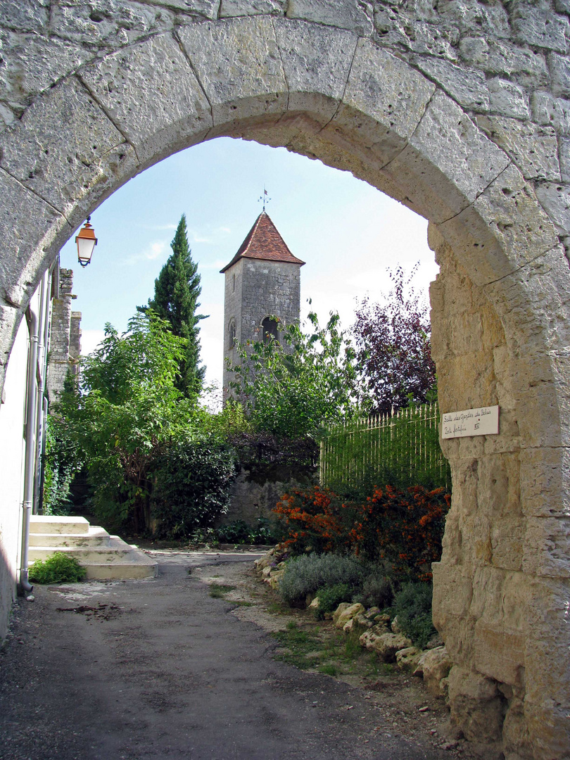 porte ouverte sur le clocher "La Romieu" dans le Gers