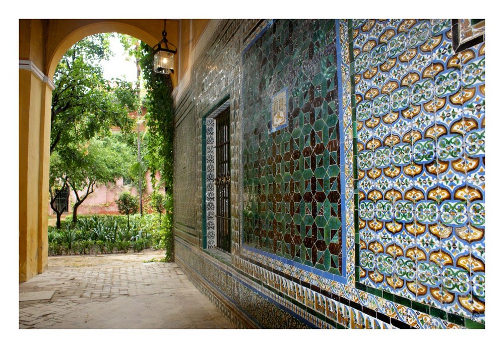 Porte ouverte sur le jardin de la maison de Pilate