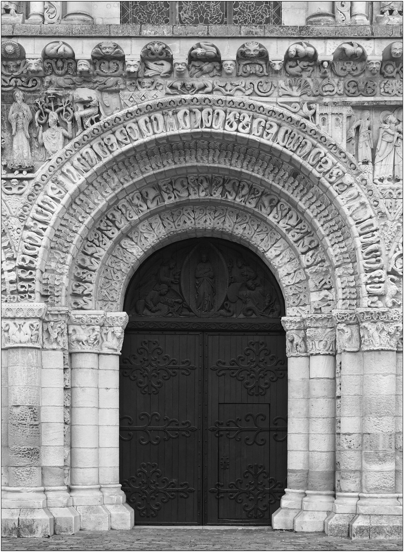 Porte principale et tympan