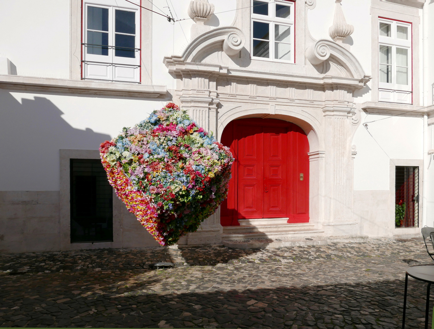 porte rouge et cube de fleurs