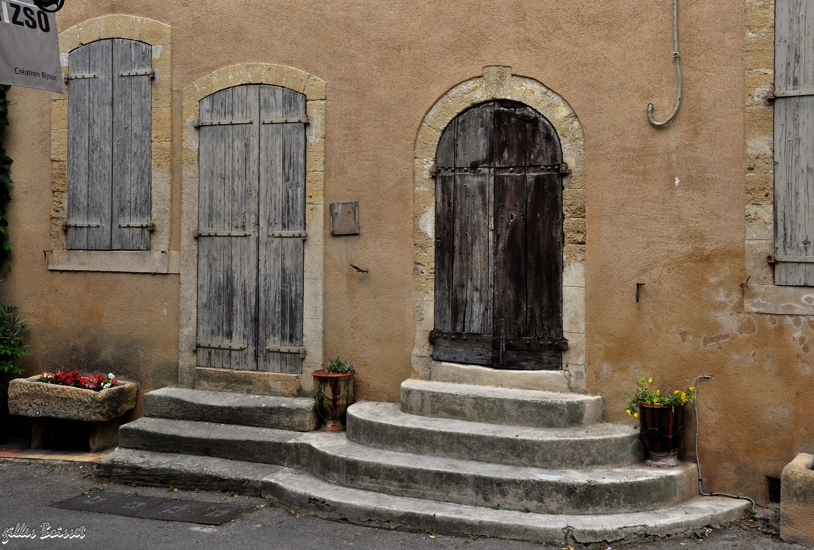 Portes closes à Lourmarin 