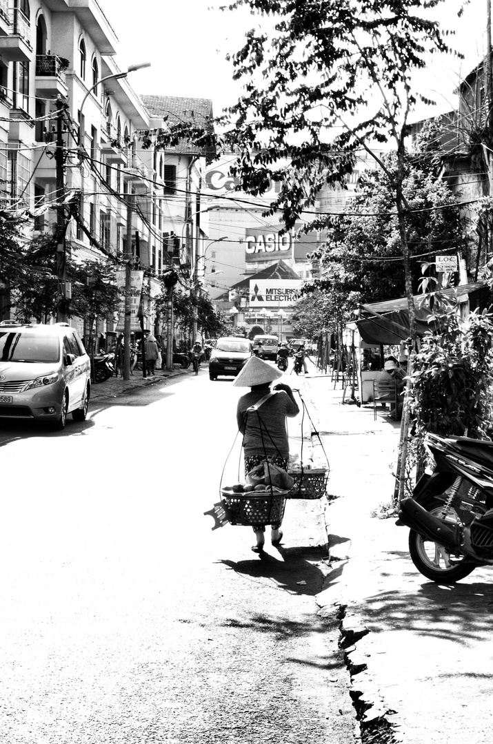 Porteuse dans les rues de Saigon