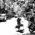 Porteuse dans les rues de Saigon