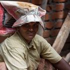 Porteuse de briques dans notre "homestay" qui était en train de construire 4 nouvelles chambres