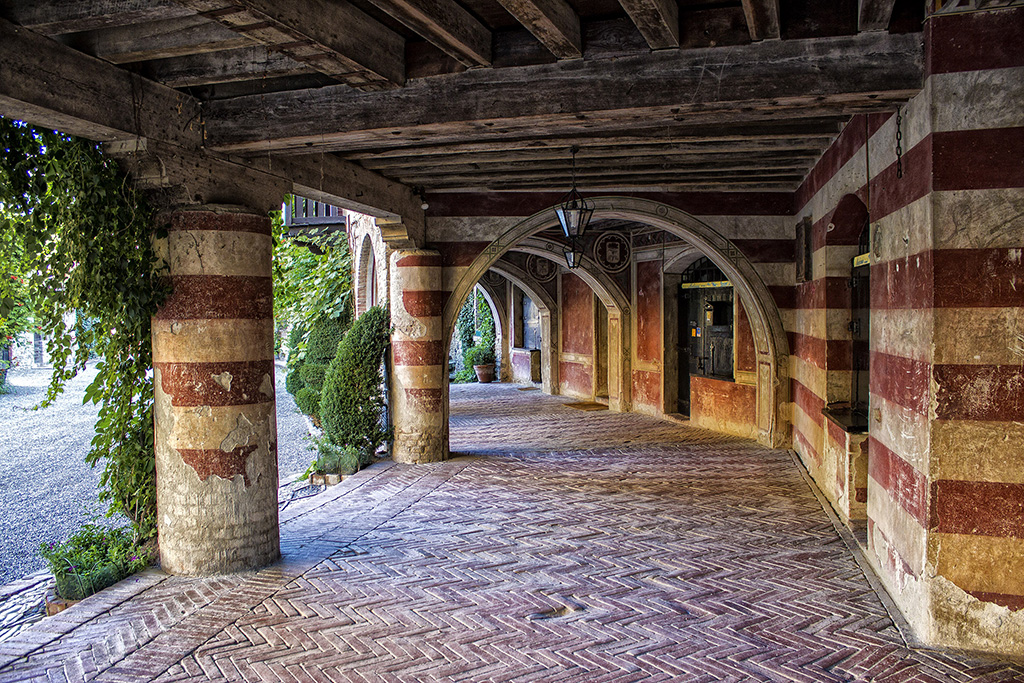 Portico a Grazzano Visconti ( Piacenza )