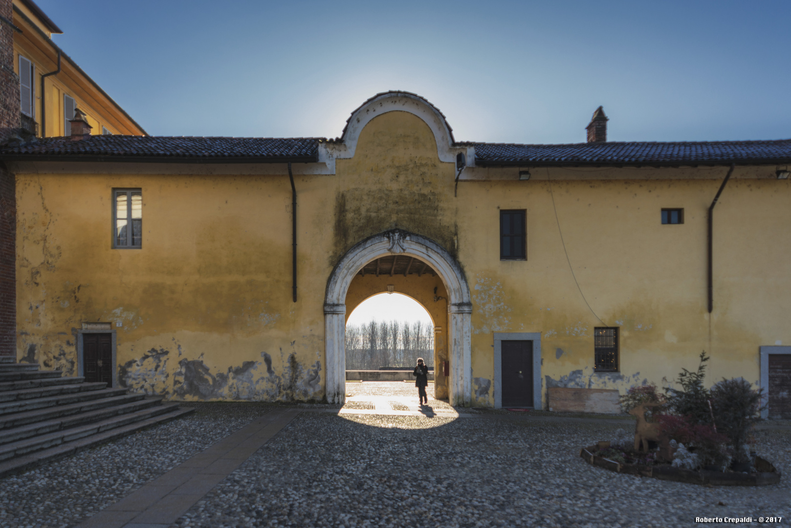 Portico verso piazza del municipio di Morimondo