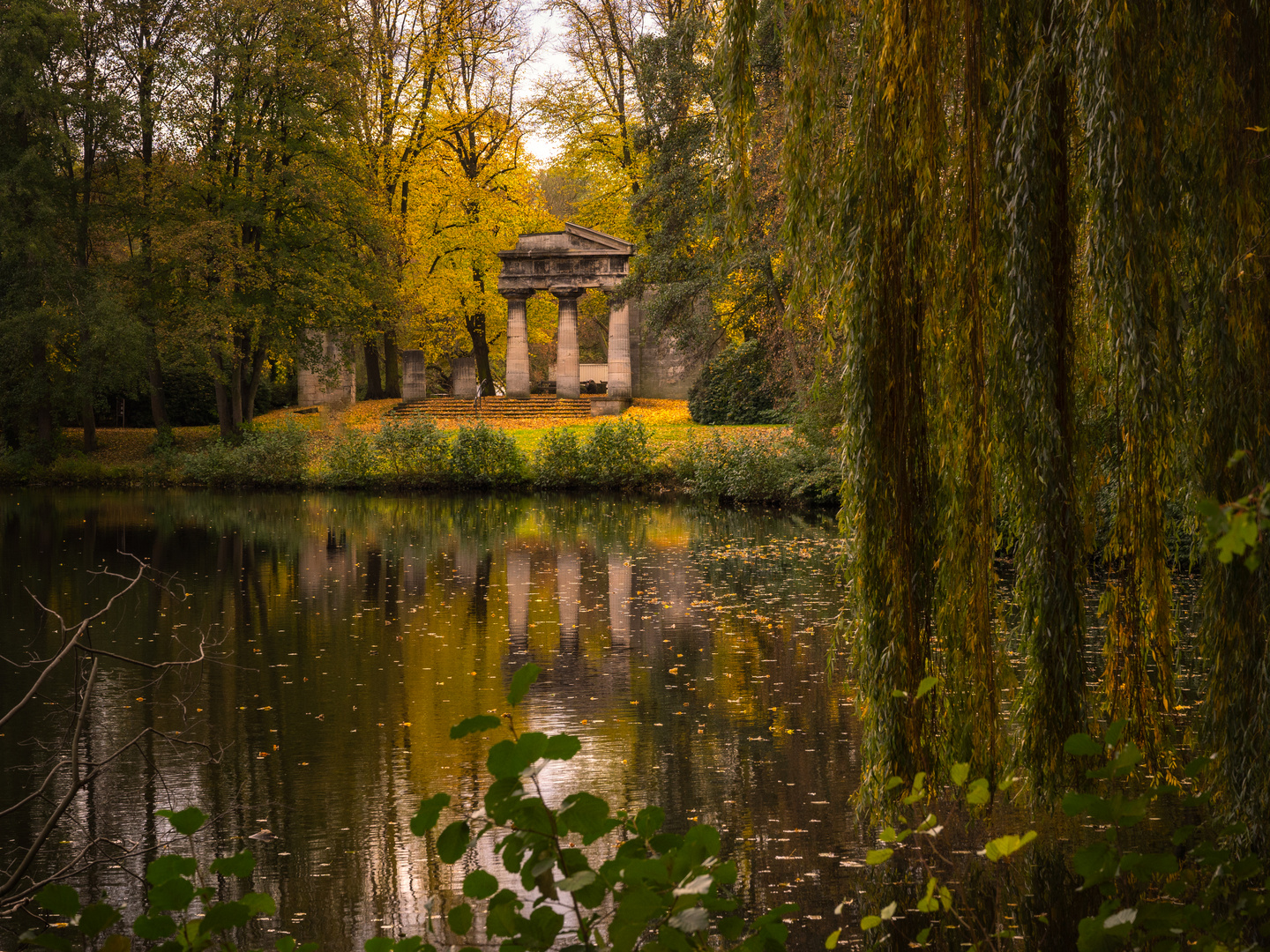 Portikus im Herbst