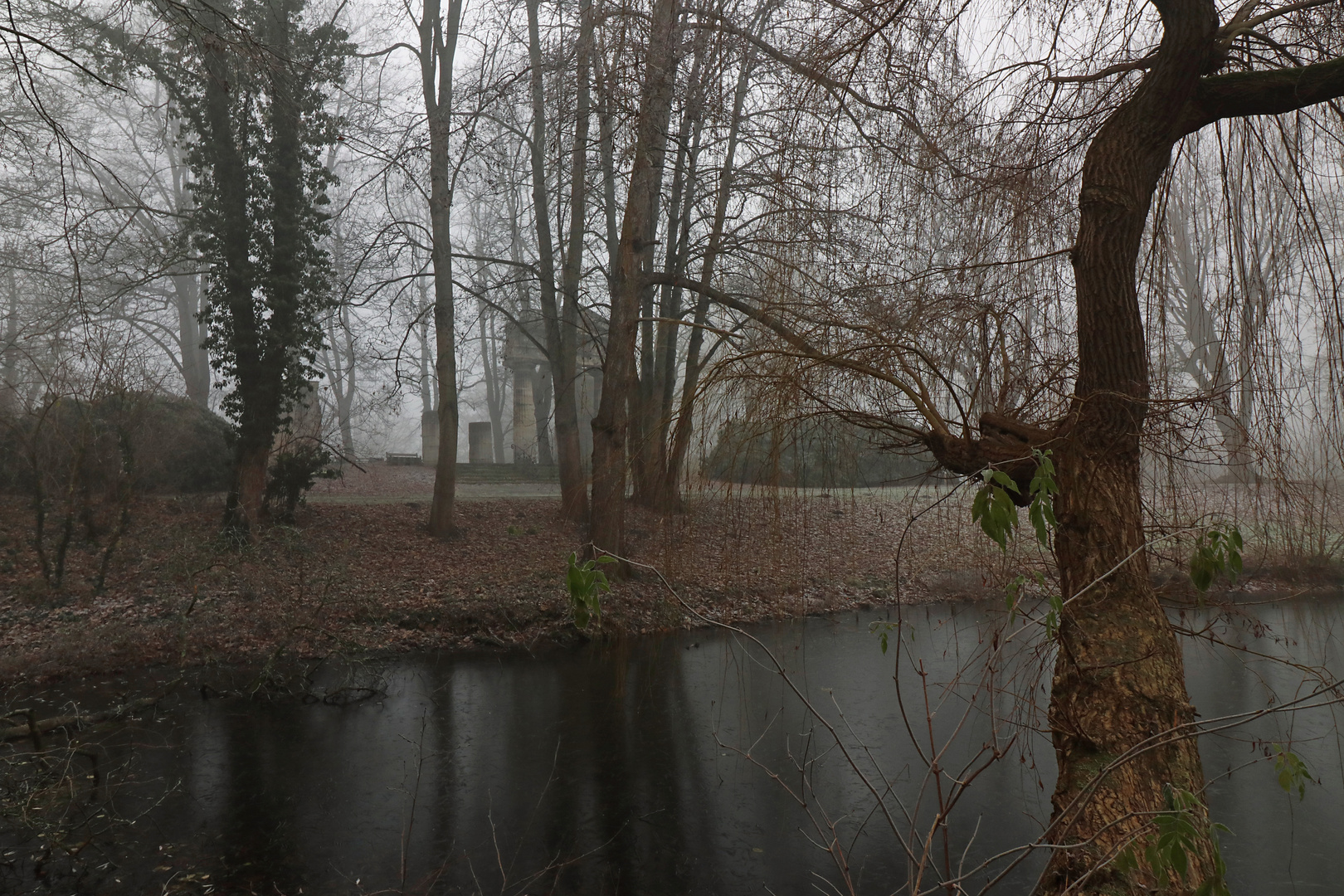 Portikus im Nebel