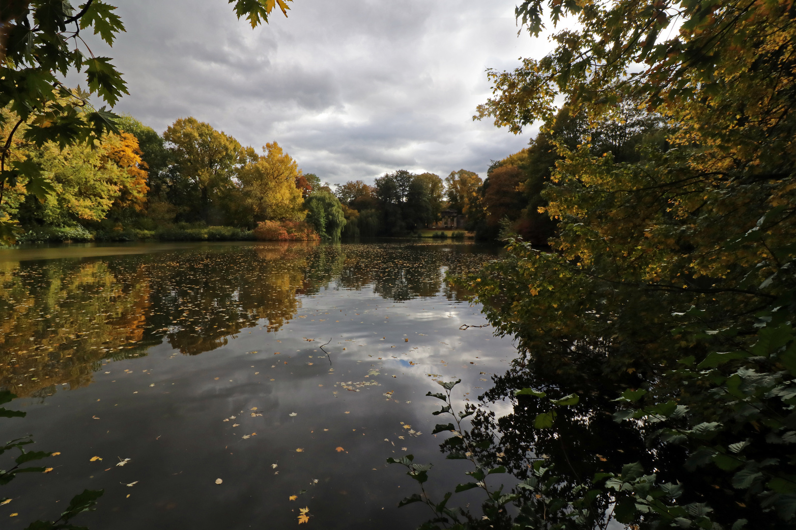 Portikusteich im Herbstlicht