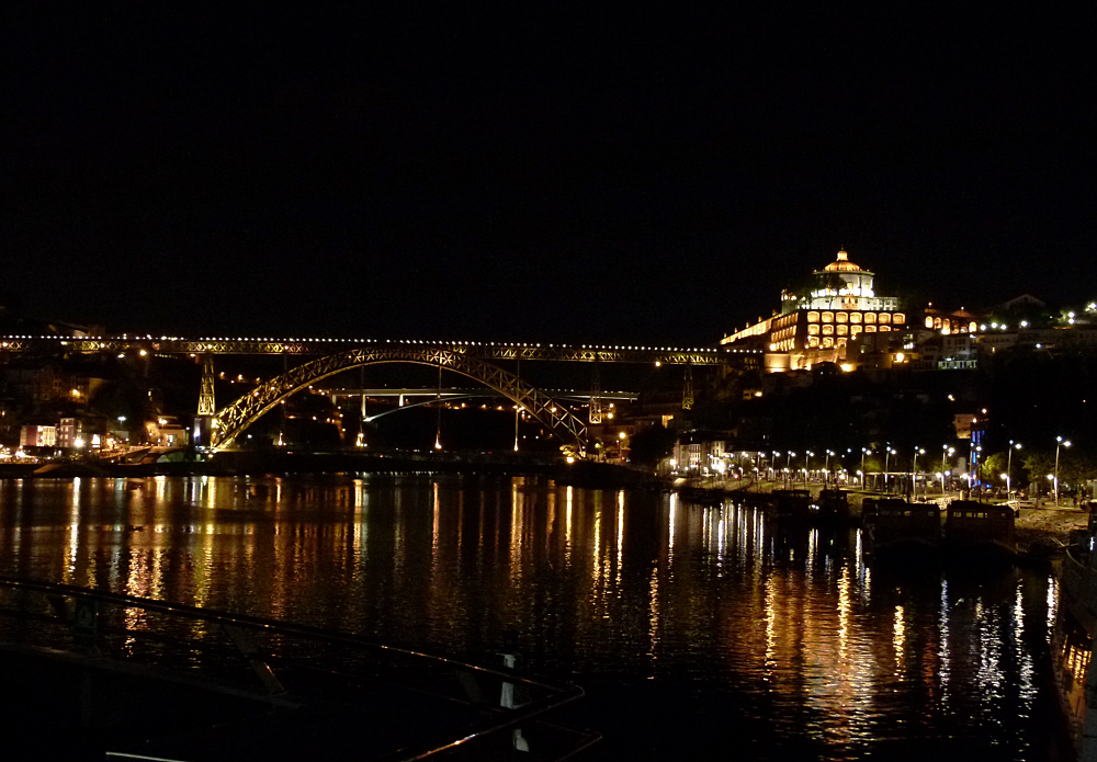 Porto bei Nacht.