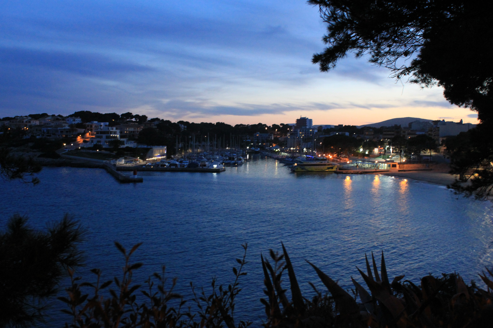 Porto Cristo - Blick auf den Hafen zur "blauen Stunde"