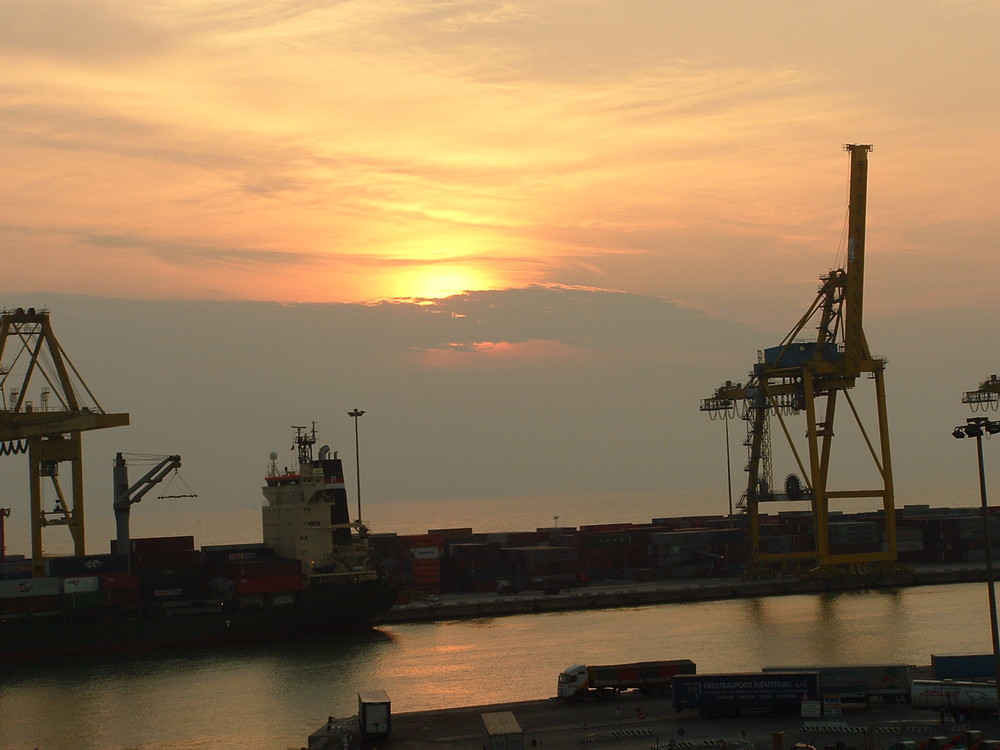 porto idustriale al tramonto