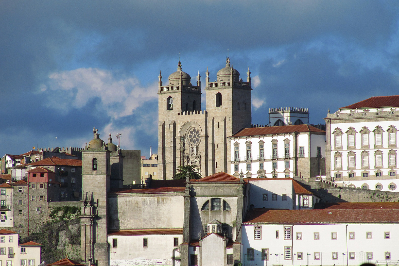 Porto im Norden von Portugal, Blick auf die Altstadt mit der Kathedrale