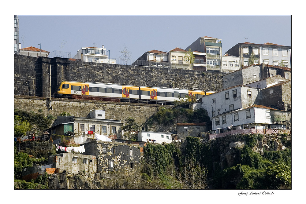 Porto Impressions. Living beside the train