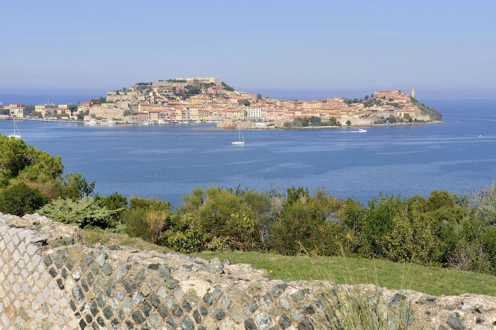 Portoferraio von einer antiken Ausgrabungsstätte fotografiert